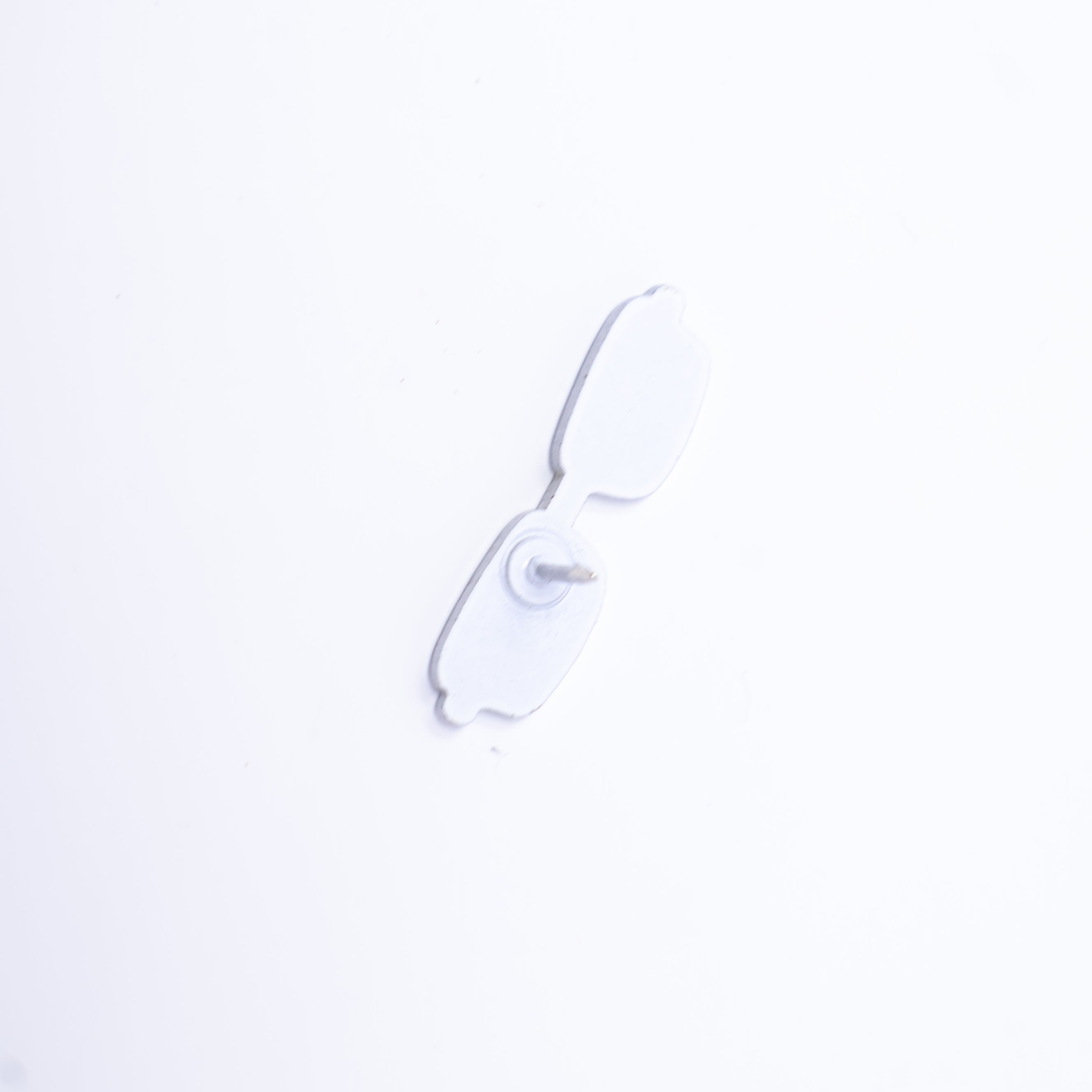 Conchis White Plating Rhinestone/Blue Eyeglasses Graphic Pin