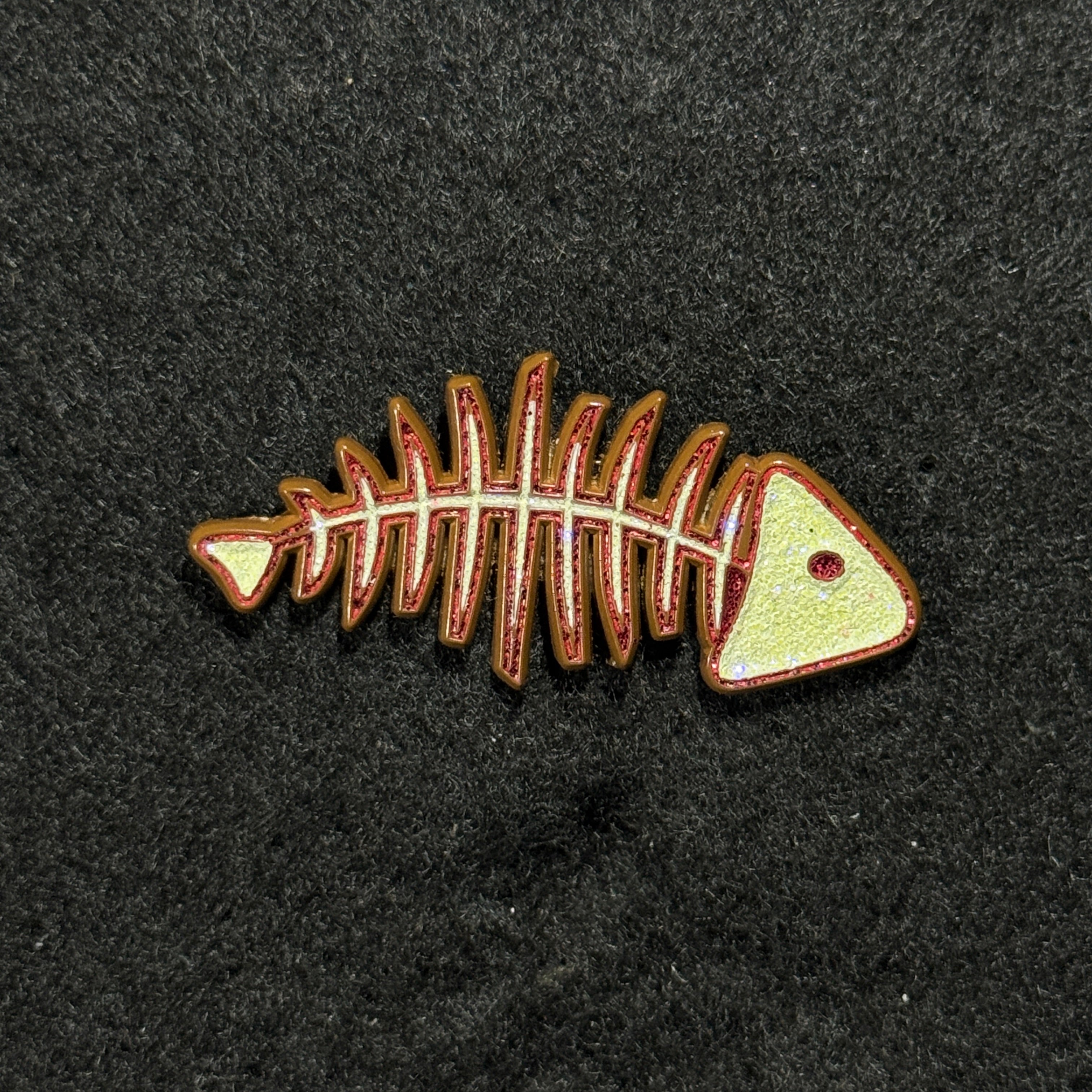 Fishbones Brown Plating / White glitter Graphic Pin