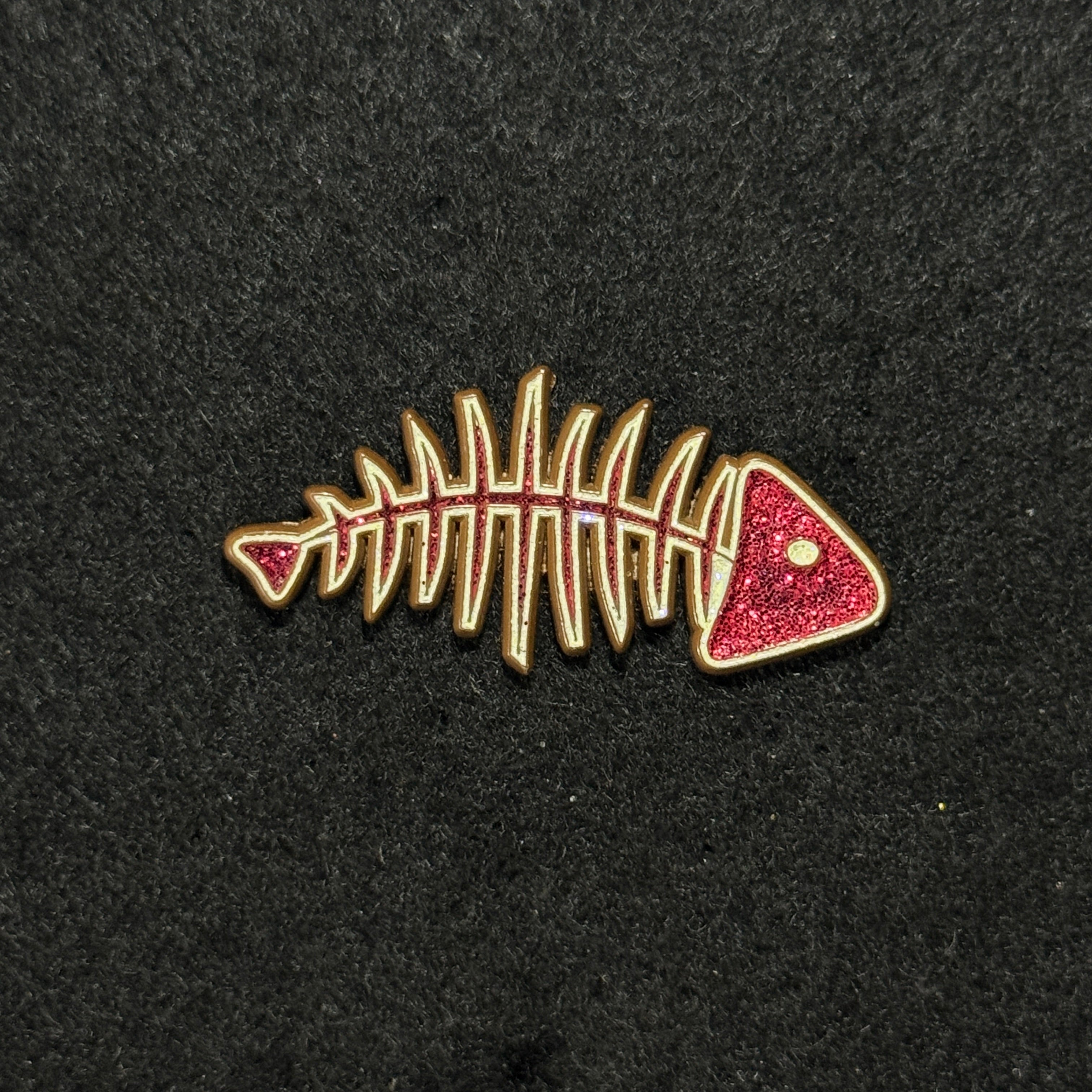 Fishbones Brown Plating / Red glitter Graphic Pin