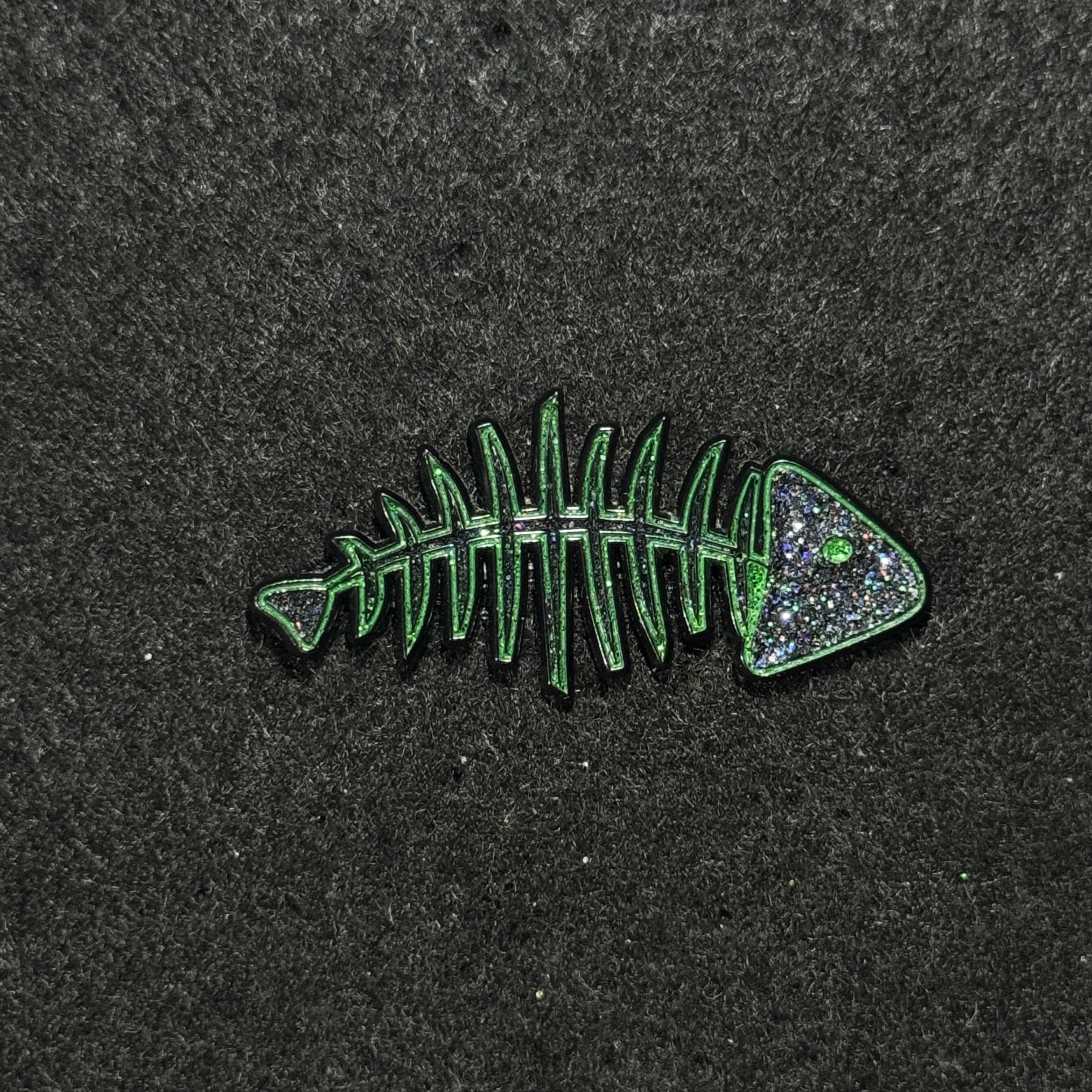 Fishbones Black Plating & Glitter / Green Graphic Pin