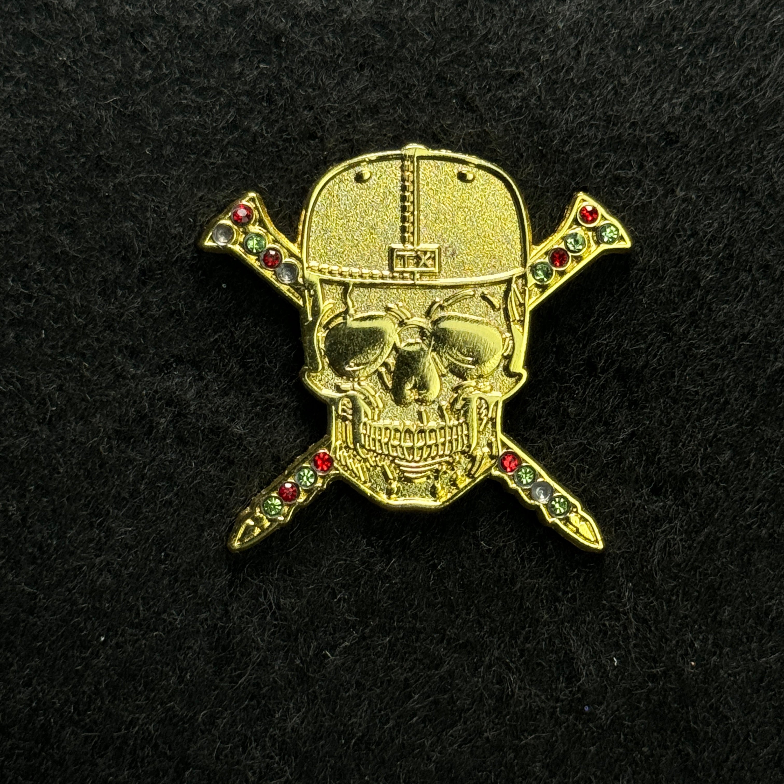 TXFitted Skull Screws Gold Skull Gold Plating Red/Green Rhinestones Graphic Pin