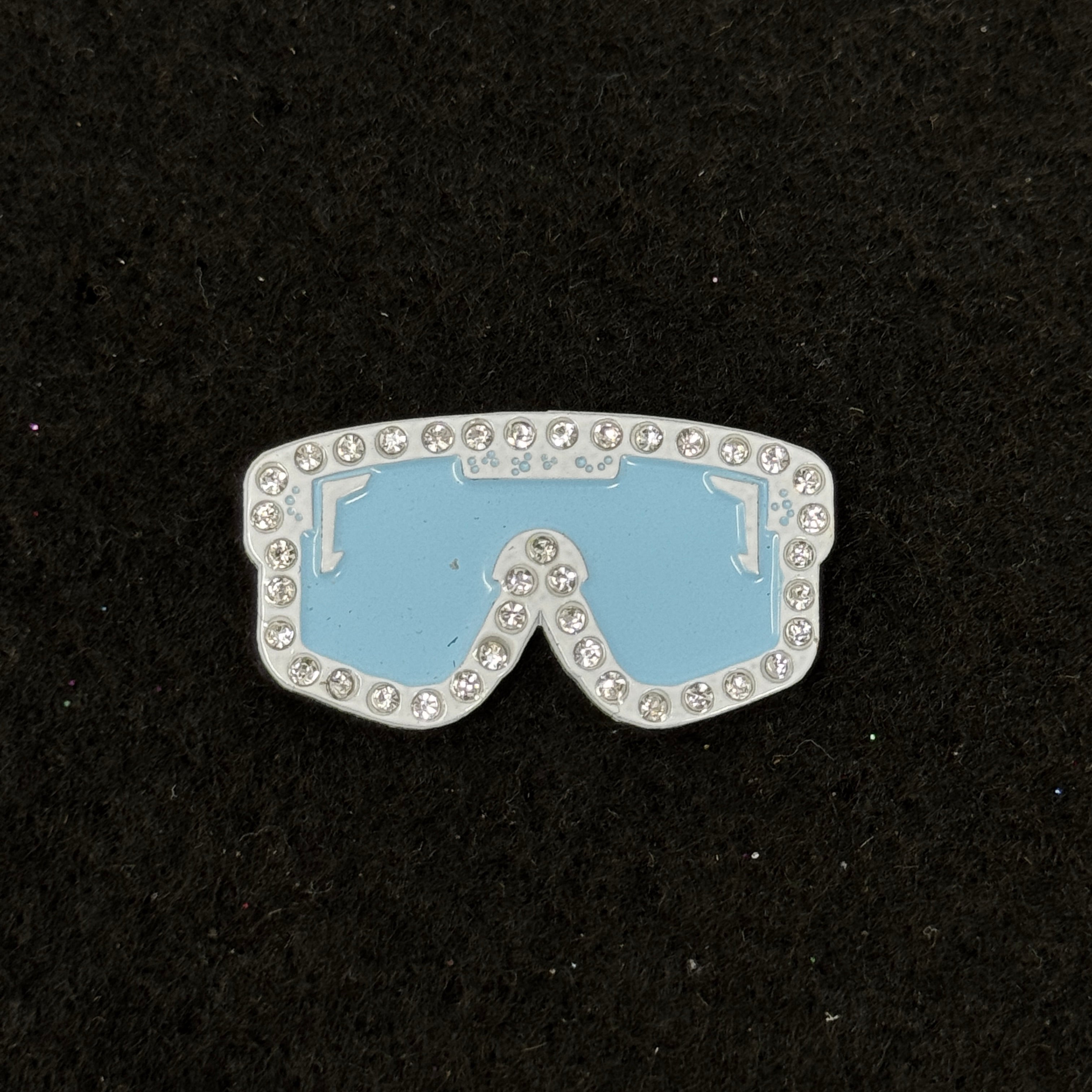 Conchis White Plating Rhinestone/Blue Sunglasses Visor Graphic Pin